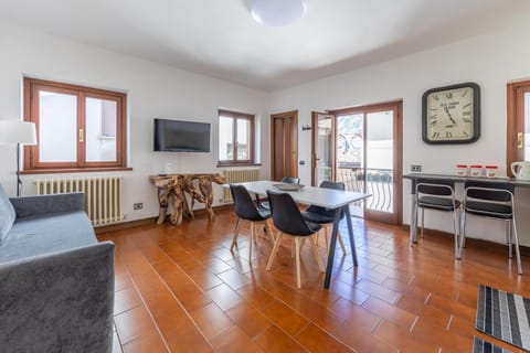 Living room, Seating area, Dining area, internet