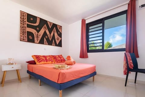 Bed, Photo of the whole room, Seating area, Bedroom, cot, air conditioner