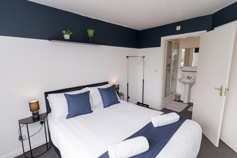 Bed, Bathroom, Photo of the whole room, Bedroom, towels, wardrobe