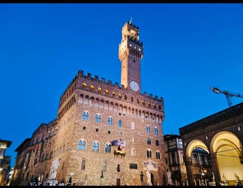 Centro Storico steps from Duomo and Signoria 2 Bdrs 5 P Apartment in Florence