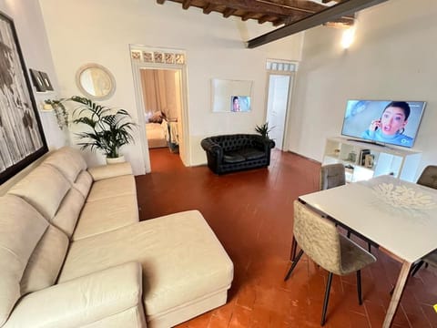 Centro Storico steps from Duomo and Signoria 2 Bdrs 5 P Apartment in Florence