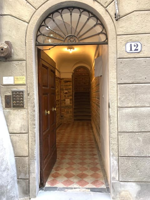 Centro Storico steps from Duomo and Signoria 2 Bdrs 5 P Apartment in Florence