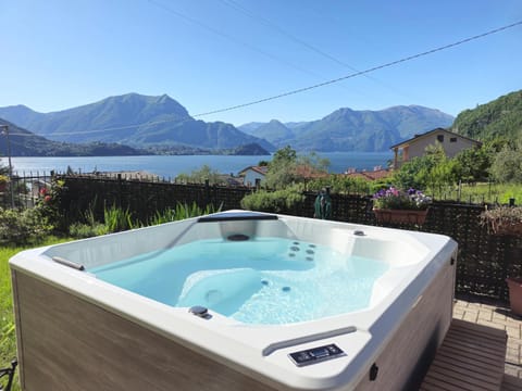 Nearby landmark, Hot Tub, Lake view