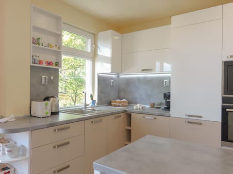 Kitchen or kitchenette, dishwasher
