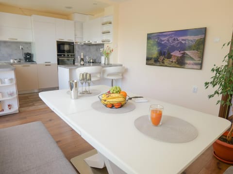 Kitchen or kitchenette, Food and drinks, Dining area