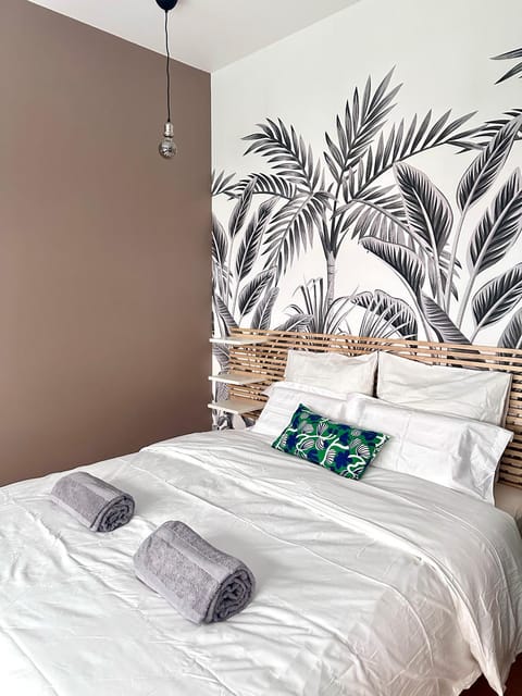 Bed, Bedroom, towels
