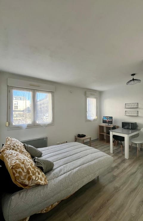 Bed, TV and multimedia, Living room, Photo of the whole room, Bedroom