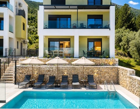 Property building, Day, Pool view, Swimming pool, sunbed