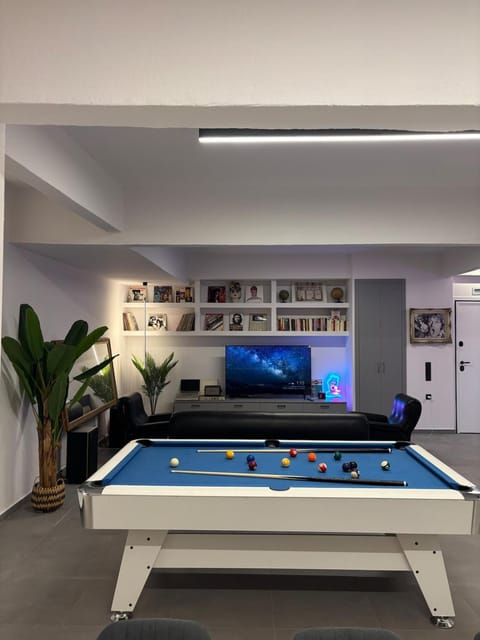 Billiard, Game Room
