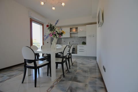 Kitchen or kitchenette, Dining area, oven, stove