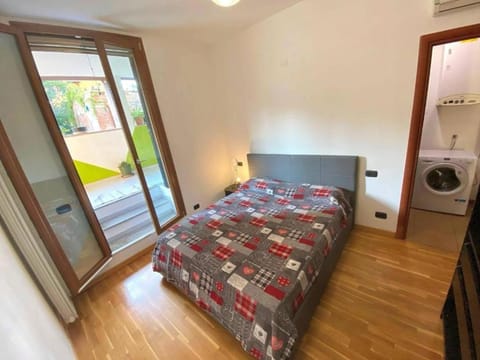 Bed, Kitchen or kitchenette, Photo of the whole room, Bedroom, wardrobe, washing machine, dryer