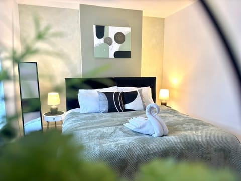 Bed, Bedroom, towels, VIP