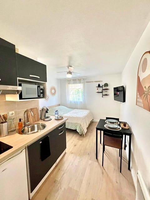Bed, Photo of the whole room, Bedroom, stove