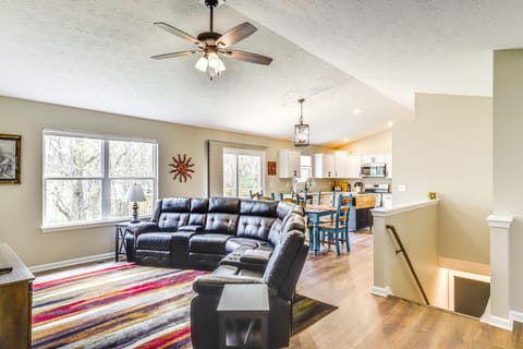 8 Mi to Ark Encounter Family Home with Deck and Grill House in Ohio