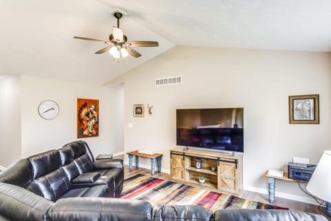 8 Mi to Ark Encounter Family Home with Deck and Grill House in Ohio