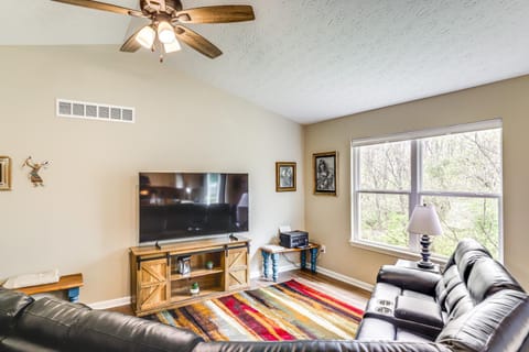 8 Mi to Ark Encounter Family Home with Deck and Grill House in Ohio