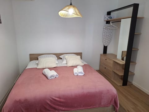 Bed, Photo of the whole room, Bedroom, flat iron, internet, storage, towels, wardrobe