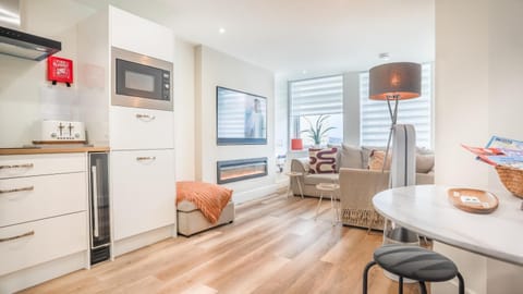 TV and multimedia, Kitchen or kitchenette, Living room, Dining area