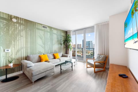 Coastal Luxe Residences - Premium Suites with Pool and Water Views Apartment hotel in Hallandale Beach