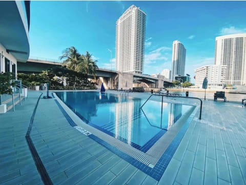 Coastal Luxe Residences - Premium Suites with Pool and Water Views Apartment hotel in Hallandale Beach