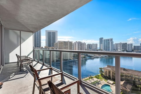 Coastal Luxe Residences - Premium Suites with Pool and Water Views Apartment hotel in Hallandale Beach