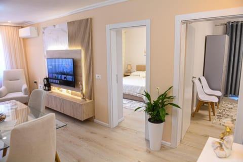 Communal lounge/ TV room, TV and multimedia, Living room, Seating area, Evening entertainment, air conditioner