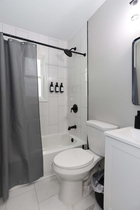 New Charloe Court 3 Bed Family House House in Cincinnati