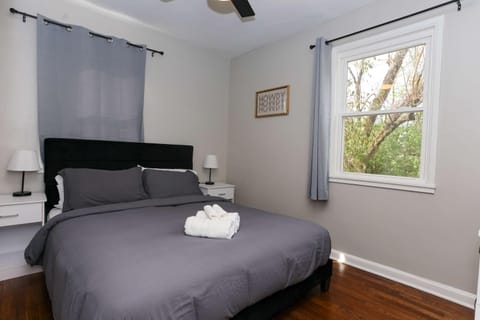 New Charloe Court 3 Bed Family House House in Cincinnati