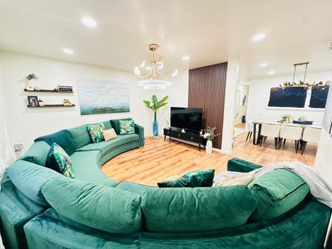 Communal lounge/ TV room, TV and multimedia, Living room, Seating area, Evening entertainment