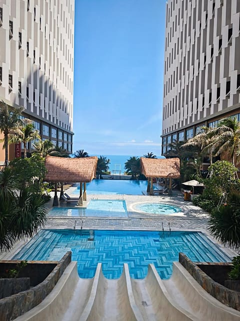 Day, Pool view, Swimming pool, sunbed