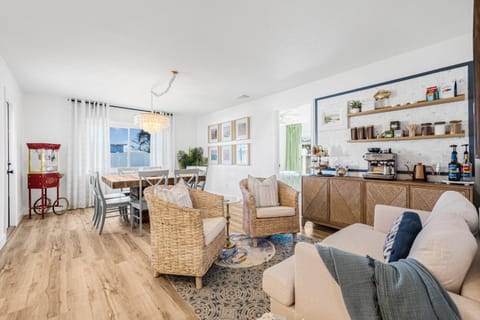 Coffee/tea facilities, Kitchen or kitchenette, Living room, Seating area, Dining area