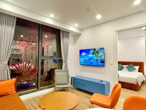 Communal lounge/ TV room, Bed, TV and multimedia, Living room, Photo of the whole room, Seating area, Evening entertainment, Bedroom