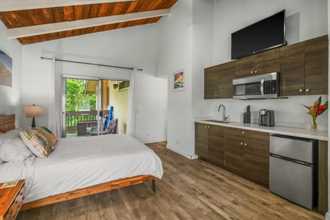 Charming Princeville Studio, AC, Pool, Hot Tub Apartment in Princeville