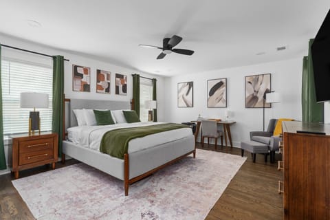 Bed, TV and multimedia, Photo of the whole room, Bedroom