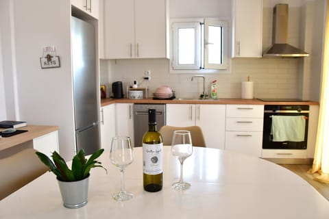 Coffee/tea facilities, Kitchen or kitchenette, Dining area, dishwasher, oven, stove