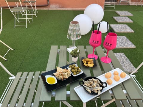 Restaurant/places to eat, Lounge or bar, Food and drinks, Food, Alcoholic drinks