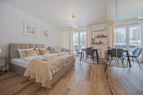 Bed, Photo of the whole room, Seating area, Dining area