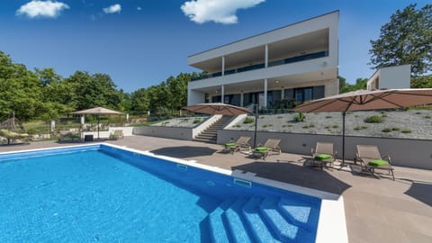 Property building, Garden, Balcony/Terrace, Seating area, Swimming pool