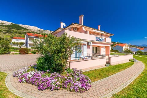 Property building, Day, Natural landscape, Summer, Garden, Garden view, Mountain view
