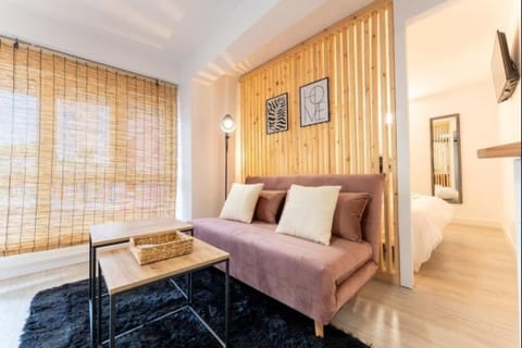 Bed, Living room, Photo of the whole room, Seating area