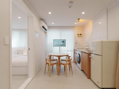 TV and multimedia, Kitchen or kitchenette, Living room, Dining area, internet, air conditioner