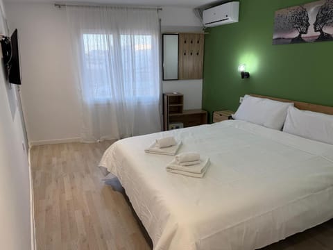 Photo of the whole room, Bedroom, towels, wardrobe, air conditioner
