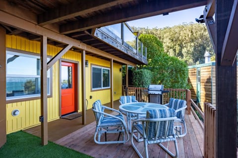 Small Home with Ocean View walk to Restaurants Brewery Shops Beach House in Pedro Point