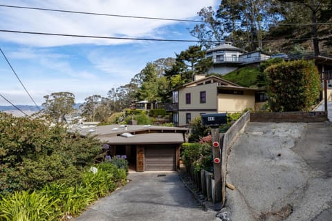 Small Home with Ocean View walk to Restaurants Brewery Shops Beach House in Pedro Point