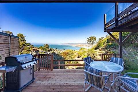 Small Home with Ocean View walk to Restaurants Brewery Shops Beach House in Pedro Point