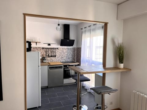 Kitchen or kitchenette, oven, stove