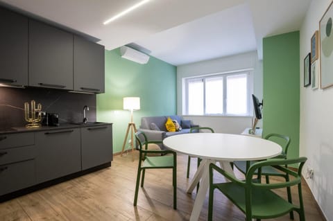 Kitchen or kitchenette, Living room, Seating area, Dining area