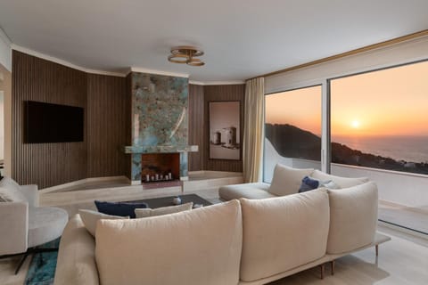 Natural landscape, TV and multimedia, Living room, Seating area, Evening entertainment, Mountain view, Sea view, fireplace