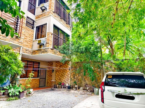 Property building, Day, Garden, Garden view, Parking