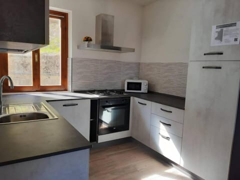 Kitchen or kitchenette, dishwasher, oven, pet friendly, stove